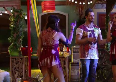 BBB17: Emilly dança com Marcos, reclama e brother chama Vivian 