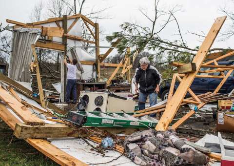   Tornado atinge cidade dos EUA e deixa pelo menos três mortos 