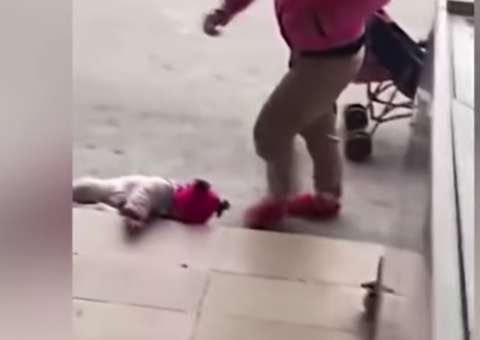 Mãe chuta bebê no chão e diz: 'estava muito estressada'