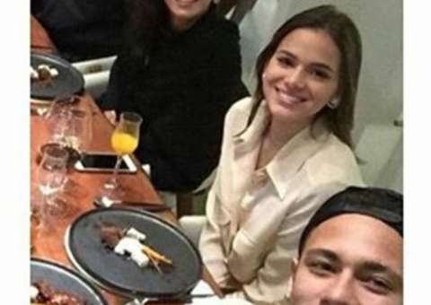 Após sensualizar no Caribe, Bruna Marquezine encontra Neymar em Barcelona