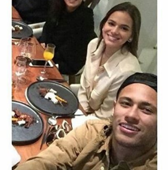 Após sensualizar no Caribe, Bruna Marquezine encontra Neymar em Barcelona