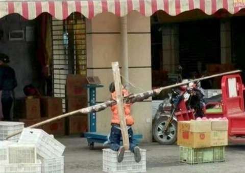 Menino é ‘crucificado' pelo pai por deixar de fazer lição de casa