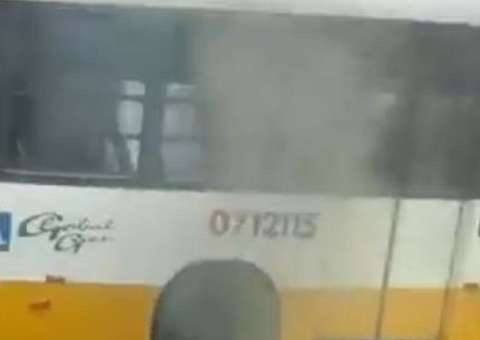 Ônibus pega fogo na Av. Constantino Nery