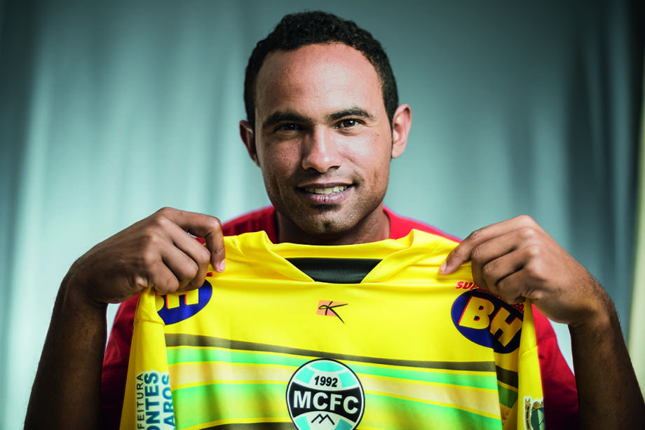 Ex-goleiro tem contrato com time mineiro, mas não recebe salário, afirma empresário