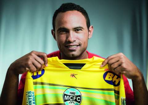 Ex-goleiro tem contrato com time mineiro, mas não recebe salário, afirma empresário