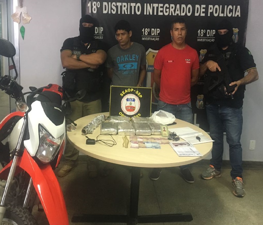 Dupla é presa acusada de vender drogas dentro de casa em Manaus