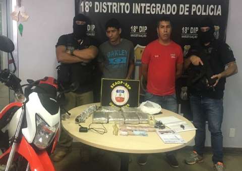 Dupla é presa acusada de vender drogas dentro de casa em Manaus