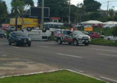 Kombi capota e deixa trânsito congestionado em avenida de Manaus
