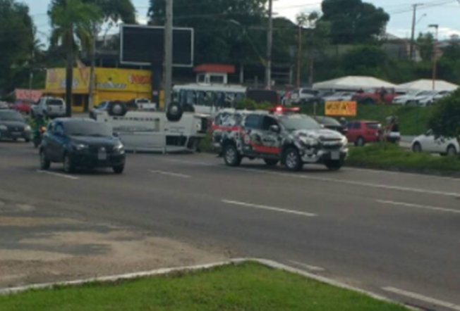 Kombi capota e deixa trânsito congestionado em avenida de Manaus