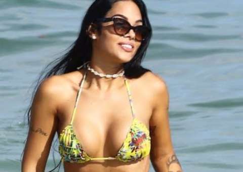   Ex-BBB Mayara mostra bumbum gigante em dia de praia