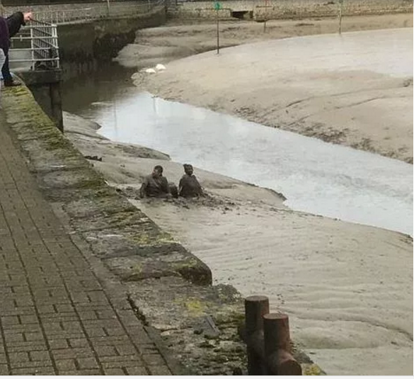 Casal bêbado cai em rio e fica atolado na lama