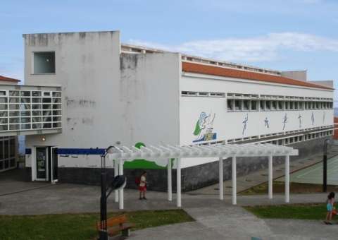 Professora é suspensa por obrigar aluno comer sopa que ele havia vomitado