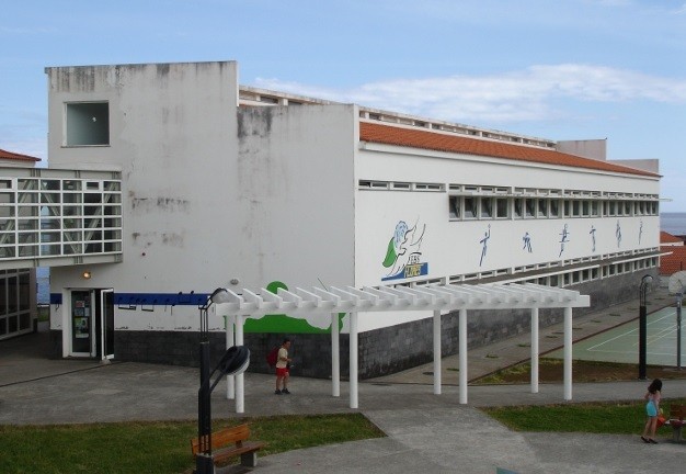 Professora é suspensa por obrigar aluno comer sopa que ele havia vomitado
