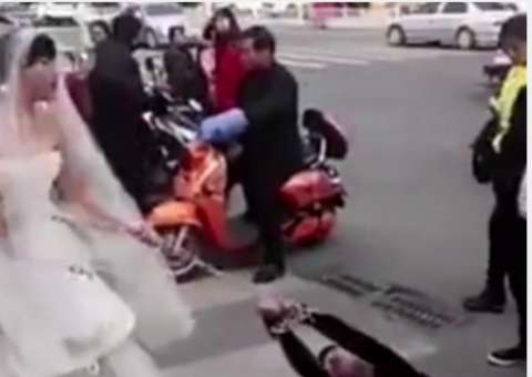 Noiva acorrenta e arrasta homem para obrigá-lo a se casar com ela