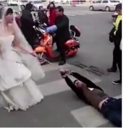 Noiva acorrenta e arrasta homem para obrigá-lo a se casar com ela