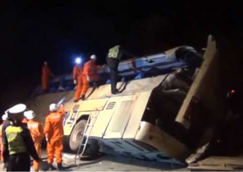Acidente de ônibus deixa 10 mortos e 38 feridos na China
