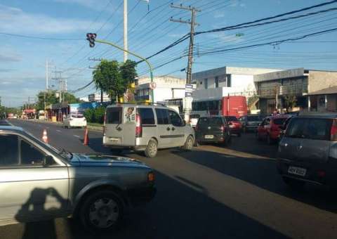 Em Manaus, acidente entre micro-ônibus e carro deixa avenida interditada 