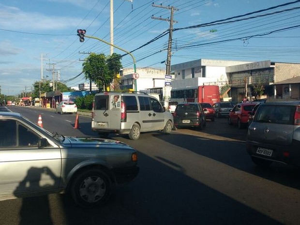 Em Manaus, acidente entre micro-ônibus e carro deixa avenida interditada 