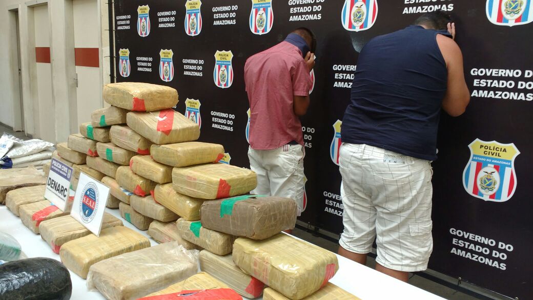 Dupla é presa com 60kg de drogas em Manaus