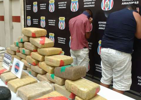 Dupla é presa com 60kg de drogas em Manaus