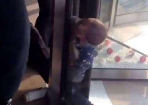 Criança fica presa em porta giratória de hotel. Veja vídeo 