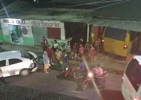 Mulher é arrastada por micro-ônibus que invade comércio em Manaus