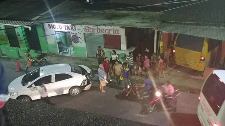 Mulher é arrastada por micro-ônibus que invade comércio em Manaus