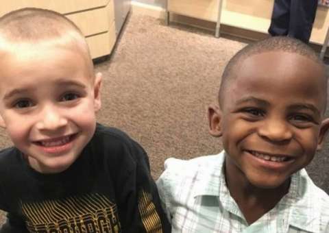 Menino corta cabelo igual a amigo para tentar enganar a professora 