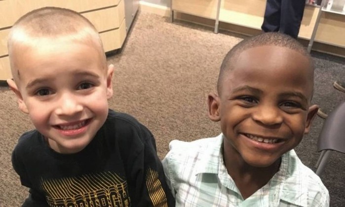 Menino corta cabelo igual a amigo para tentar enganar a professora 