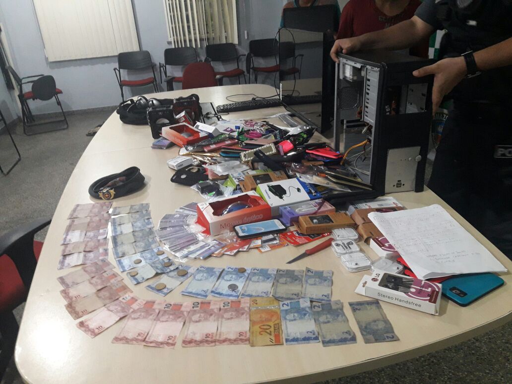 Em Manaus, adolescentes assaltam loja mas um deles fica preso no local