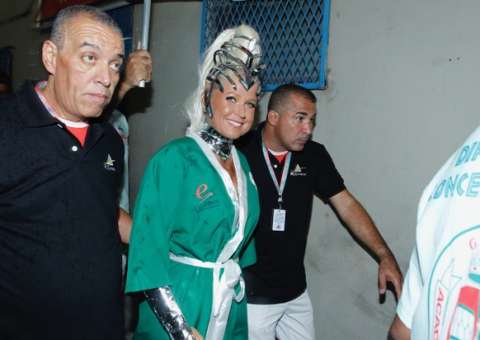 Celebridades desfalcam Grande Rio em desfile de campeãs 