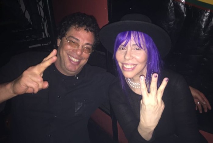  Namorando Baby do Brasil, Walter Casagrande é flagrado beijando loira em praia 