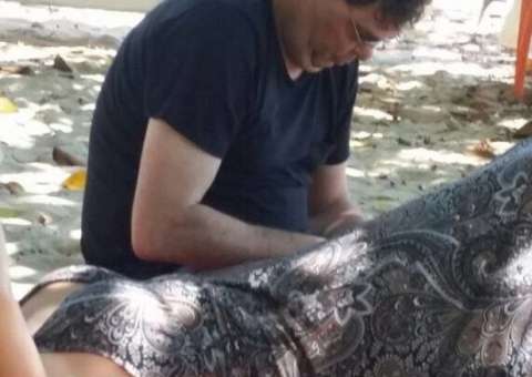  Namorando Baby do Brasil, Walter Casagrande é flagrado beijando loira em praia 