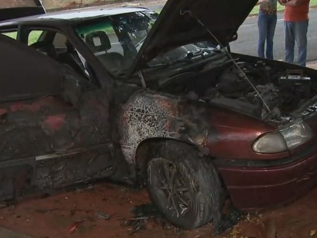 Repórter tem carro incendiado e jornal suspeita de atentado