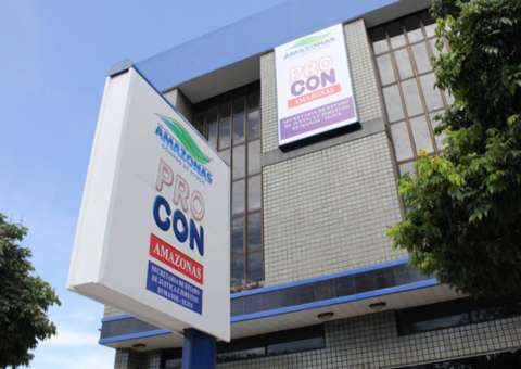 Procon-AM aplica multa de R$ 3 milhões a Insel Air por abandonar haitianos