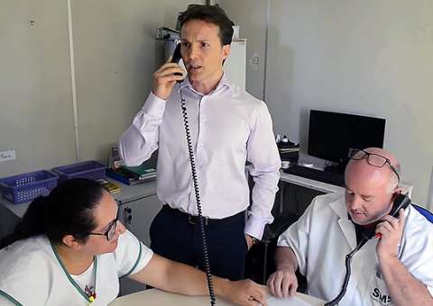 Prefeito telefona para médico ausente em plantão e vídeo viraliza