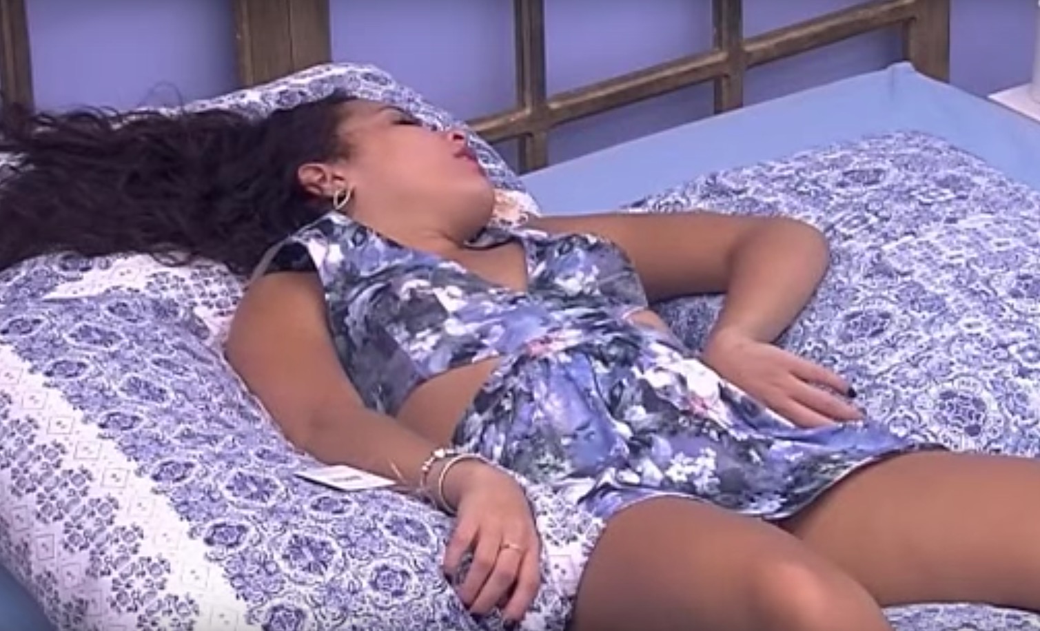  DESPUBLICADA - BBB 17: Emilly cai, vomita e fica com seios de fora após bebedeira