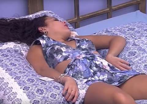  DESPUBLICADA - BBB 17: Emilly cai, vomita e fica com seios de fora após bebedeira