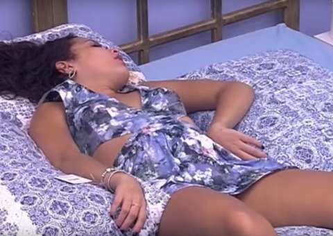  BBB 17: Emilly cai, vomita e fica com seios de fora após bebedeira
