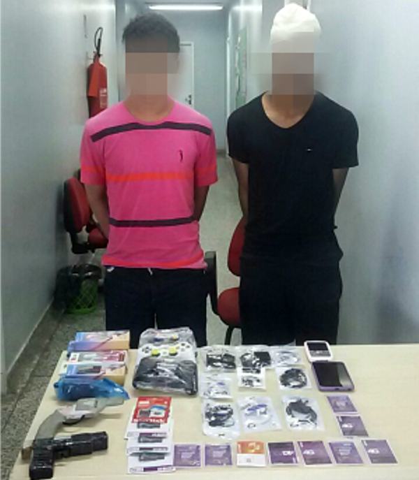 Assaltante tropeça ao fugir da polícia e dupla é presa em Manaus