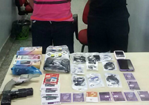 Assaltante tropeça ao fugir da polícia e dupla é presa em Manaus