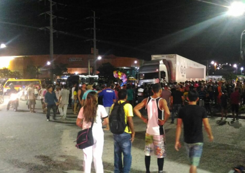 Motoristas do transporte alternativo fazem manifestação após morte de colega durante assalto em Manaus