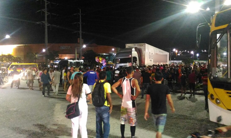 Motoristas do transporte alternativo fazem manifestação após morte de colega durante assalto em Manaus