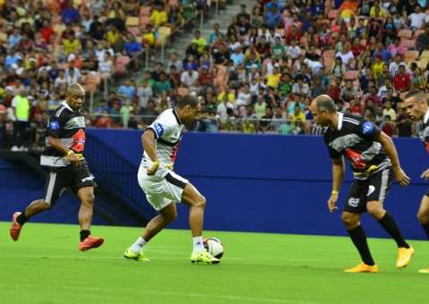 Amigos de Ronys Torres vence equipe de José Aldo em noite de solidariedade
