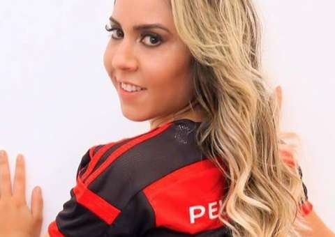  Mulher Melão posa com bumbum arrebitado de fio-dental e deseja sorte ao Flamengo 