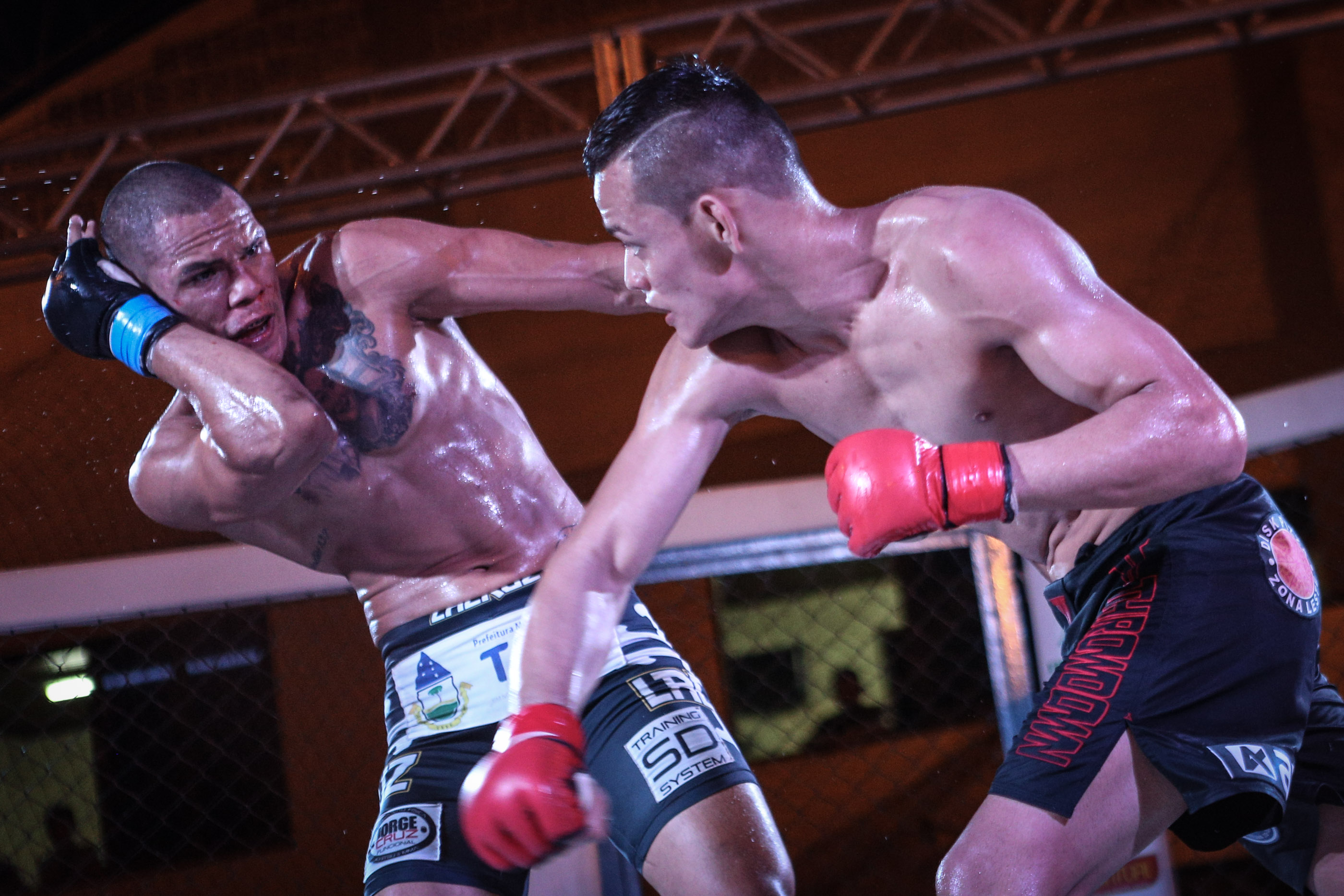 Elves Brenner nocauteia Samuel Caveira e mantém cinturão dos penas em noite histórica do Amazon Talent 7