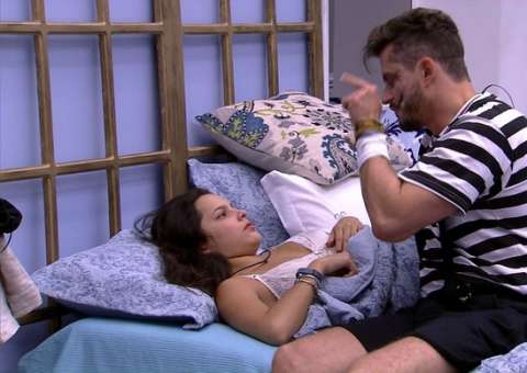BBB17: Marcos consola Emilly, mas manda a real para sister