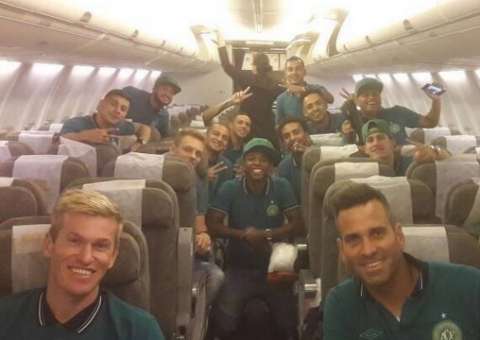 Após tragédia, jogadores postam fotos do primeiro voo internacional da Chapecoense 