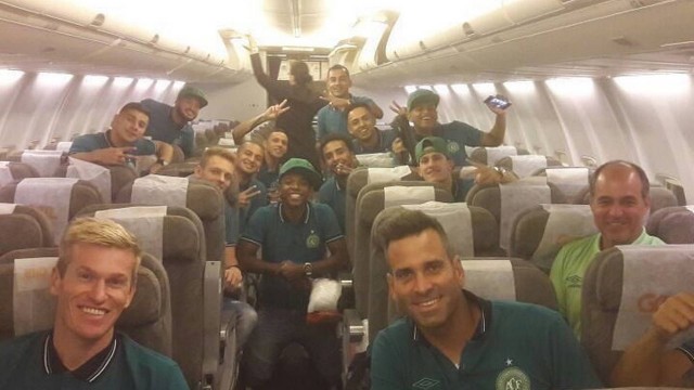 Após tragédia, jogadores postam fotos do primeiro voo internacional da Chapecoense 