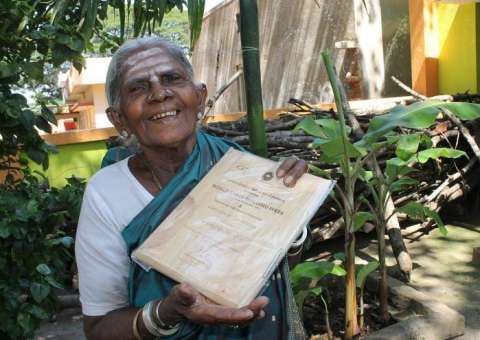 Mulher planta árvores desde criança 